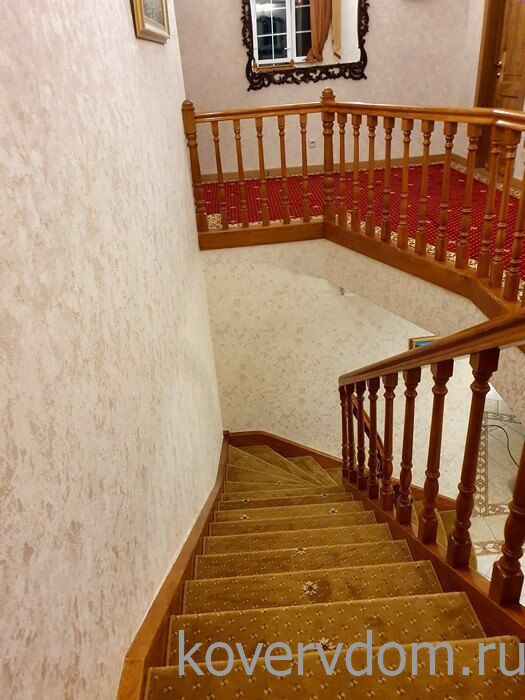 Композиция из полушерстяной ковровой дорожки с укладкой на лестницу и второй этаж