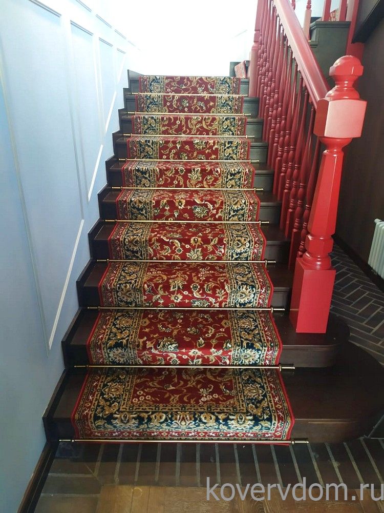 Ковровая дорожка 40700-04 красная с укладкой на лестницу